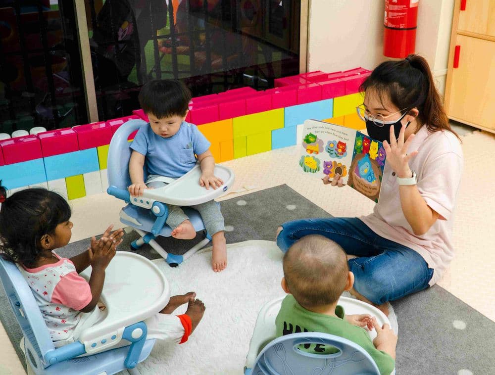 Therapist supporting a child during mealtime practice